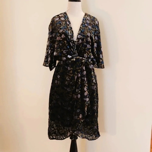 NWT || MODCLOTH || velvet floral dress,  black, size x small, flowy sleeves - Picture 2 of 9